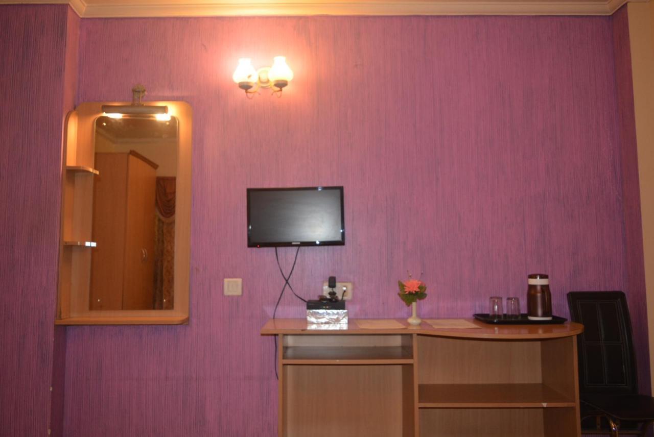 Hotel Poonam Exteriör bild
